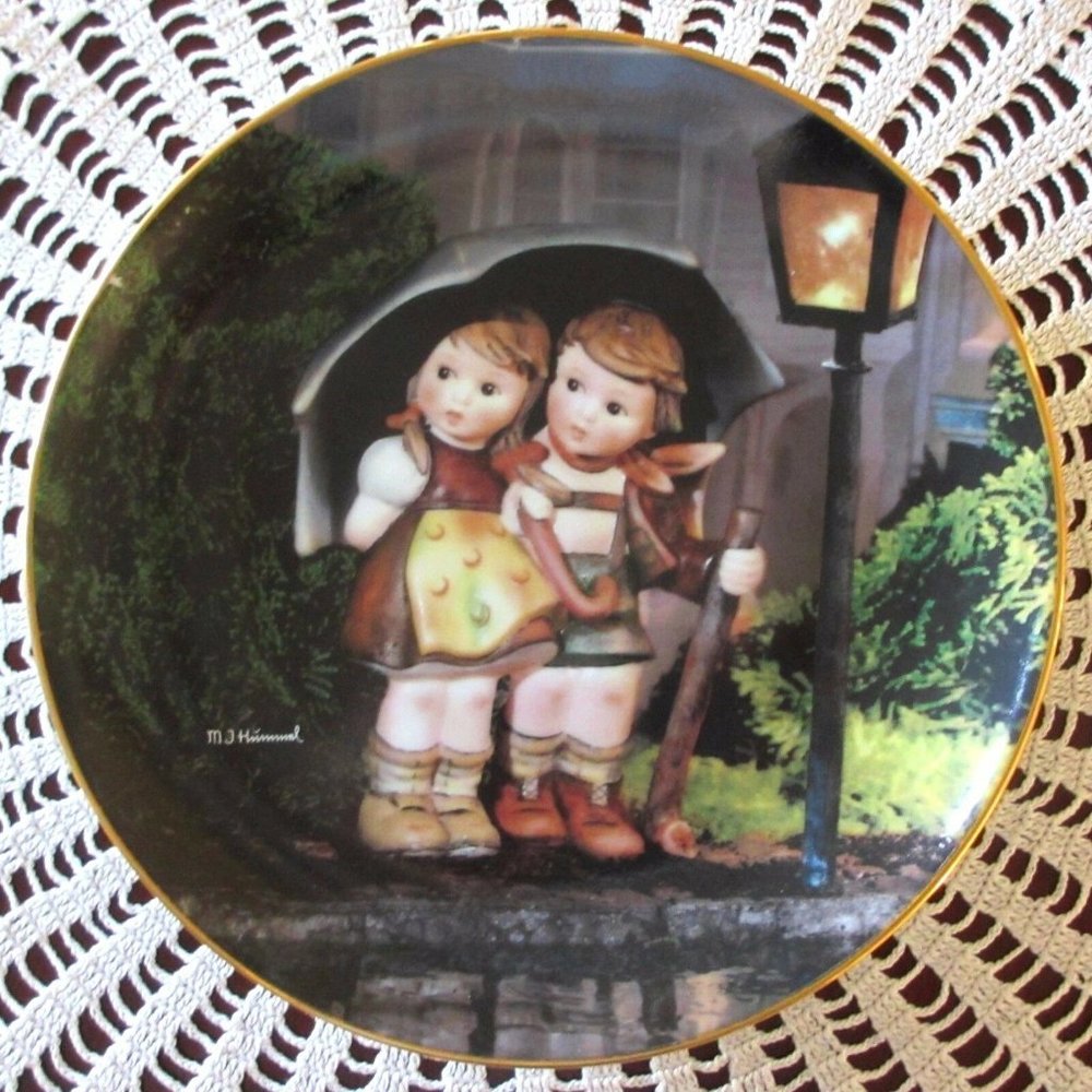 M.I. Hummel STORMY WEATHER Little Companions Serie